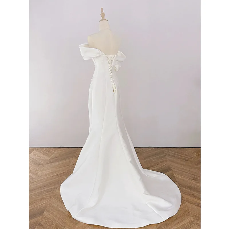 Abito da sposa francese leggero in raso monospalla con temperamento semplice Abito bianco slim fit a coda di pesce per uscire personalizzato