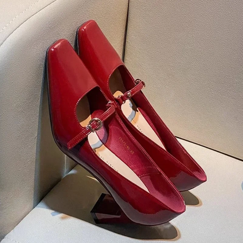 ΠΠ΅Π½ΡΠΊΠ°Ρ ΠΎΠ±ΡΠ²Ρ Π½Π° ΡΡΠ΅Π΄Π½Π΅ΠΌ ΠΊΠ°Π±Π»ΡΠΊΠ΅ ΠΈΠ· Π»Π°ΠΊΠΈΡΠΎΠ²Π°Π½Π½ΠΎΠΉ ΠΊΠΎΠΆΠΈ Π² ΡΡΠΈΠ»Π΅ ΡΠ΅ΡΡΠΎ ΡΠΎ ΡΡΡΠ°Π·Π°ΠΌΠΈ ΠΈ ΠΊΠ²Π°Π΄ΡΠ°ΡΠ½ΡΠΌ Π½ΠΎΡΠΊΠΎΠΌ Π½Π° Π±Π»ΠΎΡΠ½ΠΎΠΌ ΠΊΠ°Π±Π»ΡΠΊΠ΅ ΠΡΡΠΈ ΠΠΆΠ΅ΠΉΠ½ Π²ΠΎ ΡΡΠ°Π½ΡΡΠ·ΡΠΊΠΎΠΌ ΡΡΠΈΠ»Π΅ ΠΠ΅Π½ΡΠΊΠ°Ρ ΠΎΠ±ΡΠ²Ρ Π½Π° ΡΡΠ΅Π΄Π½Π΅ΠΌ ΠΊΠ°Π±Π»ΡΠΊΠ΅ ΠΈΠ· Π»Π°ΠΊΠΈΡΠΎΠ²Π°Π½Π½ΠΎΠΉ ΠΊΠΎΠΆΠΈ Π² ΡΡΠΈΠ»Π΅ ΡΠ΅ΡΡΠΎ ΡΠΎ ΡΡΡΠ°Π·Π°ΠΌΠΈ ΠΈ ΠΊΠ²Π°Π΄ΡΠ°ΡΠ½ΡΠΌ Π½ΠΎΡΠΊΠΎΠΌ Π½Π° Π±Π»ΠΎΡΠ½ΠΎΠΌ ΠΊΠ°Π±Π»ΡΠΊΠ΅ ΠΡΡΠΈ ΠΠΆΠ΅ΠΉΠ½ Π²ΠΎ ΡΡΠ°Π½ΡΡΠ·ΡΠΊΠΎΠΌ ΡΡΠΈΠ»Π΅