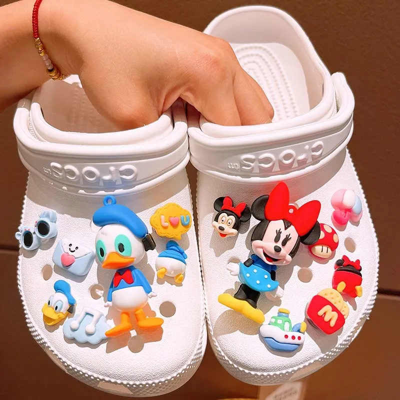 Nuevos accesorios LED de Mickey Mouse Minnie Pato Donald de Disney, conjunto de hebilla de abalorios para zapatos, Daisy Duck de dibujos animados, abalorios para zapatos DIY, regalos para niñas