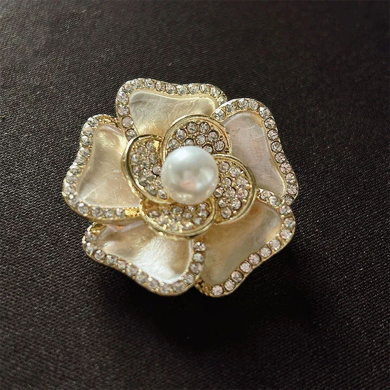 

White camellia brooch for women, with a touch of high-end, light luxury and delicate fragrance style pearl brooch accessories