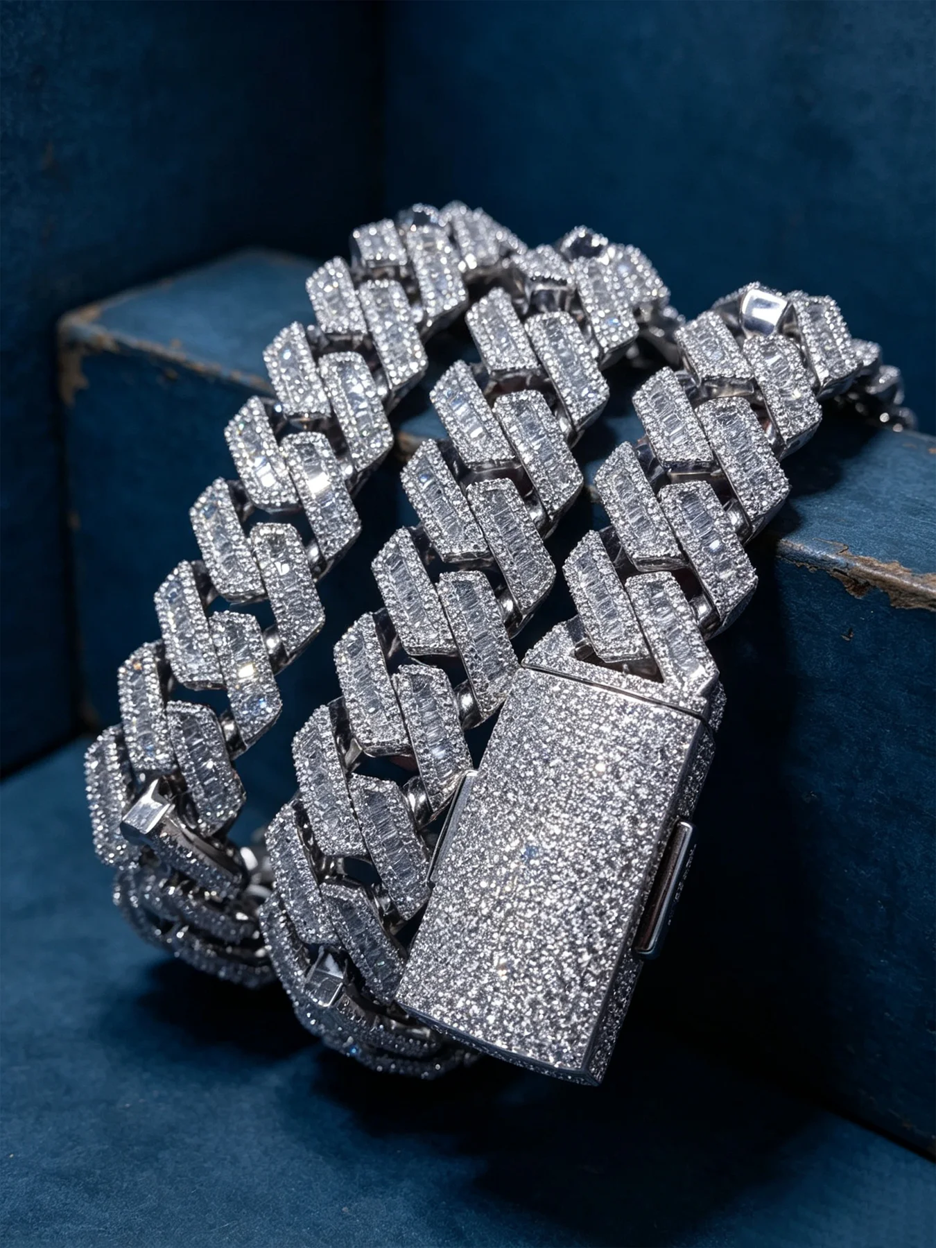 T-shaped Miami Cuban chain with diamond lock 20mm classic, American hip-hop trend jewelry is shiny and translucent
