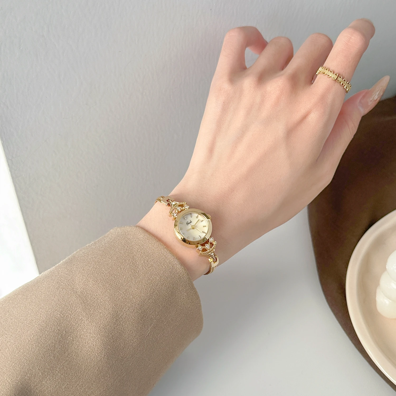 Nuevo reloj elegante para mujer, reloj de pulsera de oro delgado de lujo, relojes de pulsera de cuarzo a la moda para mujer, reloj de regalo para mujer, reloj para mujer