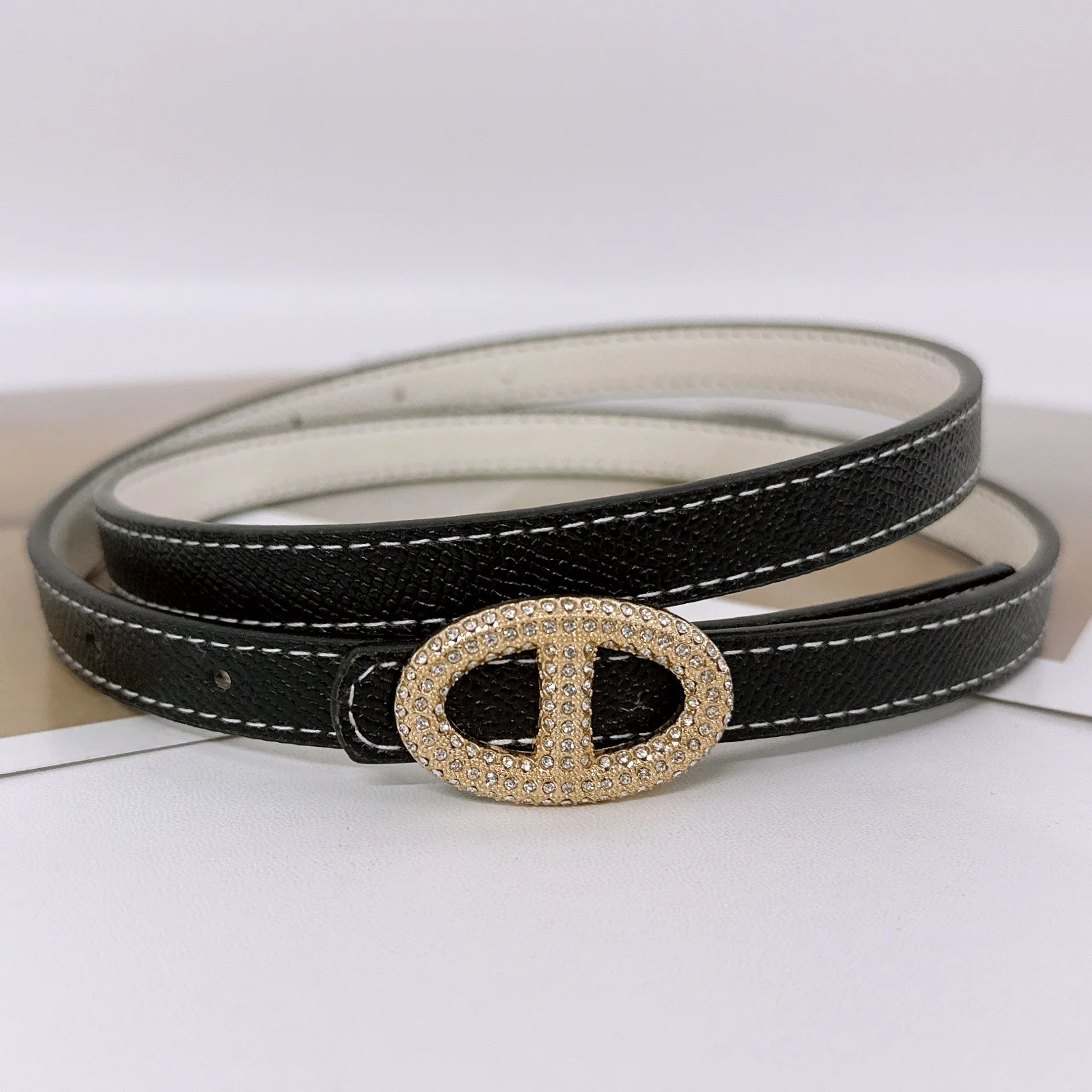 حزام نسائي أنيق مع زر حرف معدني مزخرف