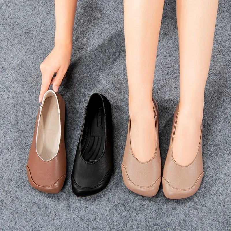 2022 New Mother Shoes Soft Bottom Leather Shoes Leather Comfortable Big Foot Single Shoes Spring and Autumn Flat Women\'s Shoes