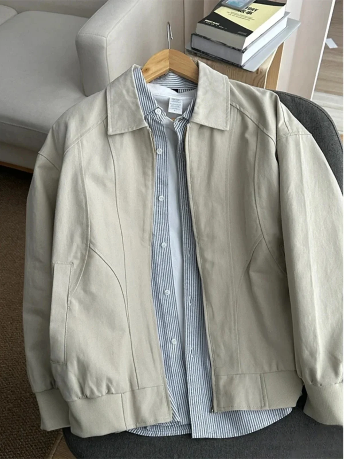 

Бежевая мужская куртка-бомбер в стиле ретро, демисезонная, из хлопка, с воротником-стойкой, на молнии, в стиле де-конструкшен, для работы и повседневной носки