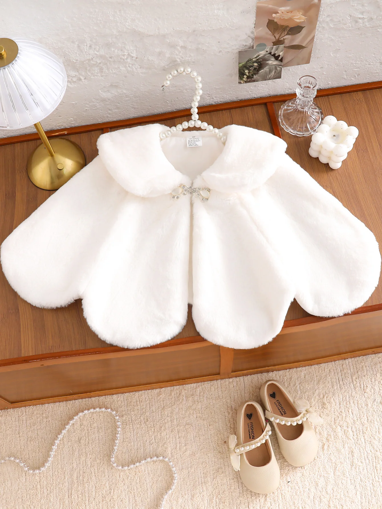 Un manteau en peluche blanc chaud pour l'automne et l'hiver, châle à revers chaud pour filles, polyvalent, coupe-vent, élégant, cape en fourrure de princesse, vêtements d'automne et d'hiver avec ourlet, manteau en peluche pour protection contre le froid, adapté aux enfants de 4 à 4 à 6 à 7 à 8 ans, cadeaux d'anniversaire