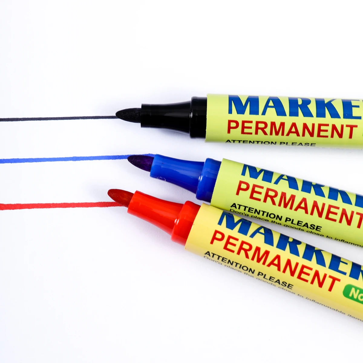 4 قطع من أقلام التحديد المقاومة للماء ذات سعة كبيرة، طرف جريء، غير قابلة للمسح للأسطح البلاستيكية