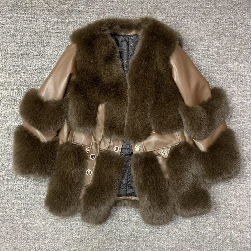سترة مريحة من فرو الثعلب الصناعي 2025 شتاء جديد متوسط الطول مبطن سميك دافئ الخصر التخسيس بأكمام طويلة معطف فروي للسيدات