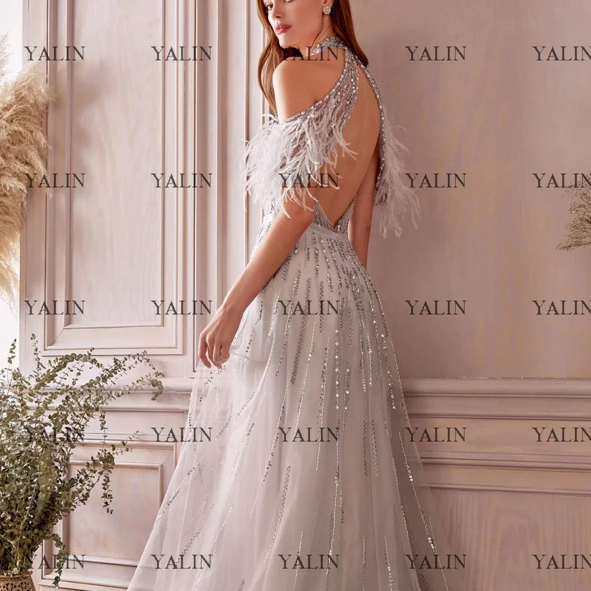 YALIN Gaun Homecoming Leher Halter Gogerous Kristal Bulu Sepanjang Lantai Gaun Prom A-Line Gaun Malam Tulle Abu-abu Baru