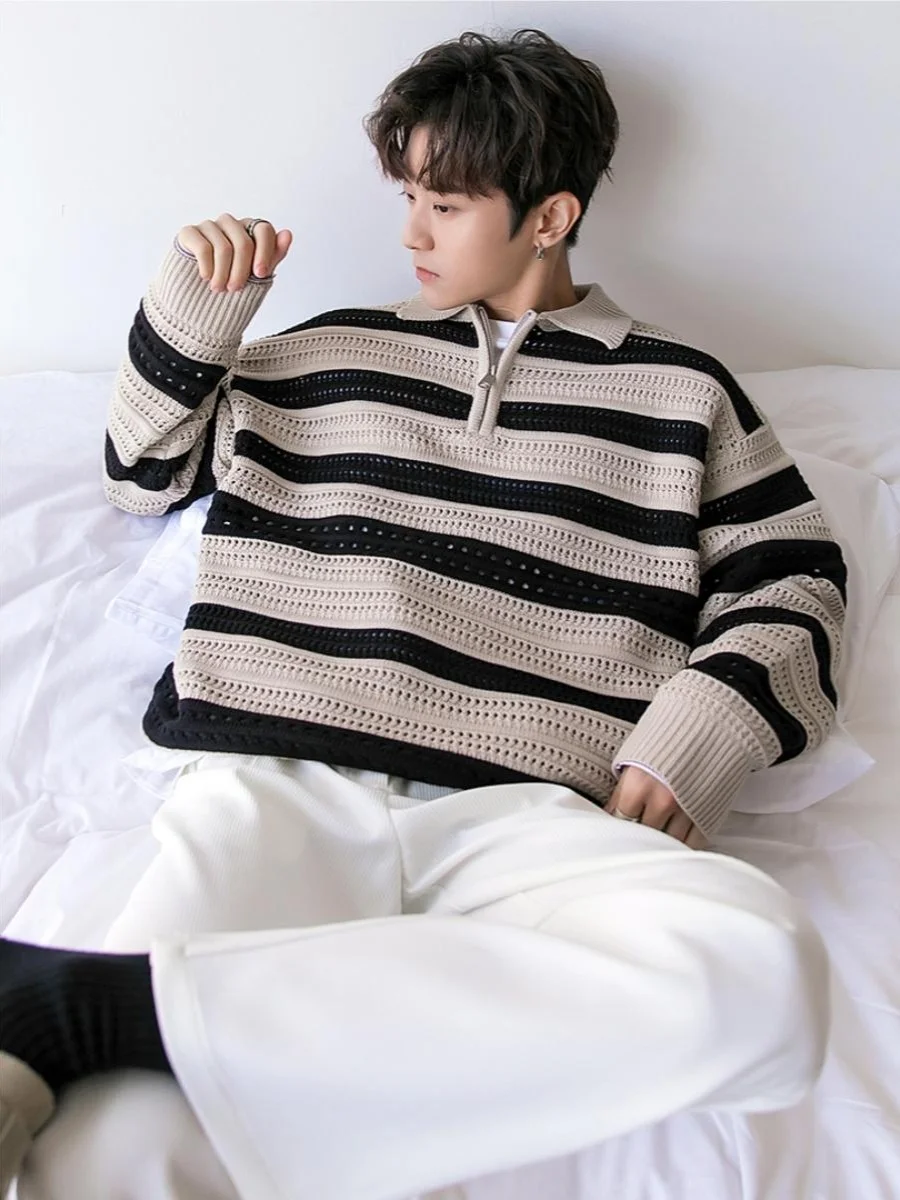 

Мужской повседневный вязаный свитер в полоску с вырезами и вставками, создающий комфортный образ, для активного отдыха, молодежный, стильный