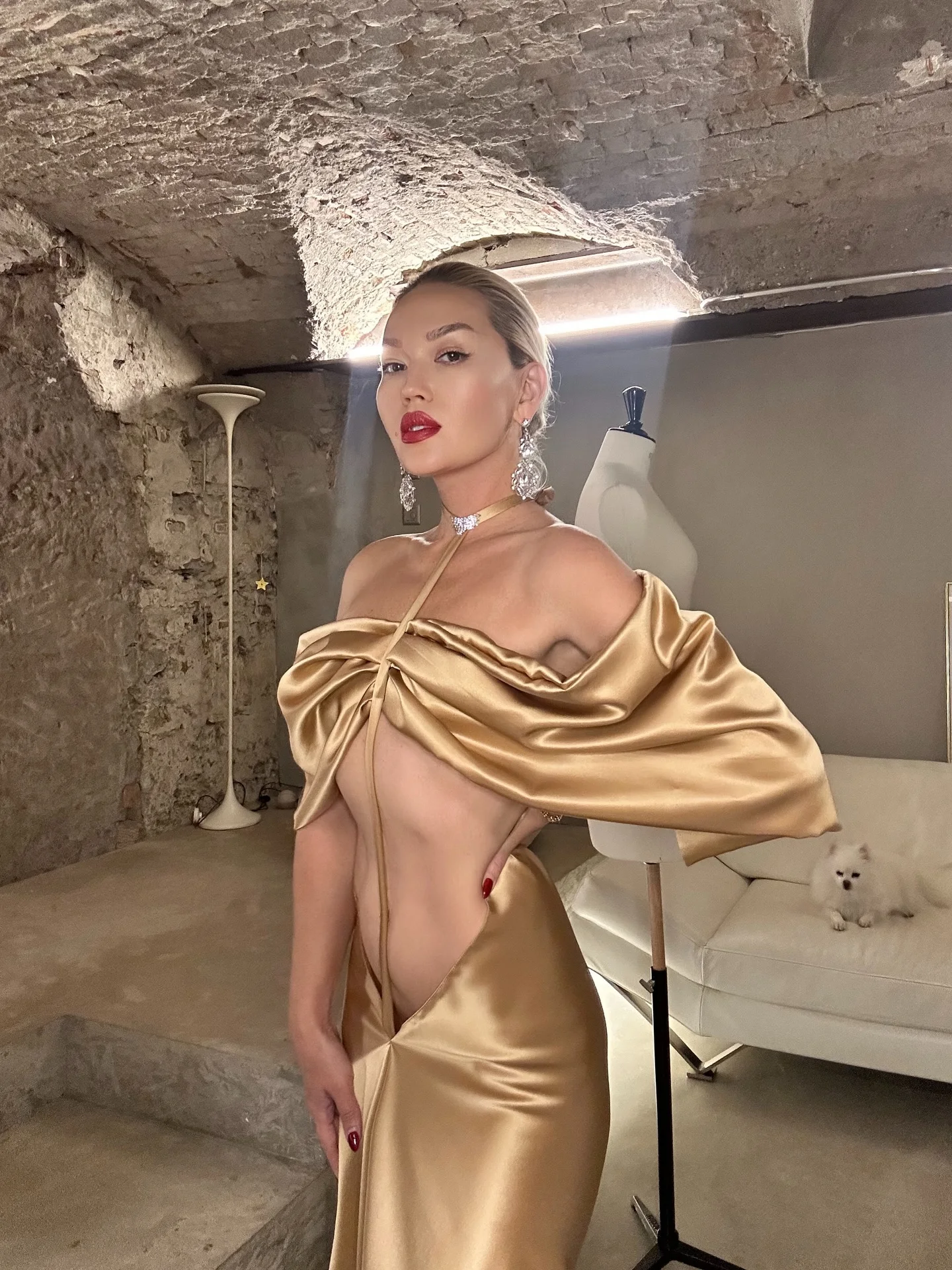 Vestido de noite longo sexy de cetim dourado fora do ombro com decote em V profundo e cauda, vestido de baile formal bodycon para mulheres ombro franzido