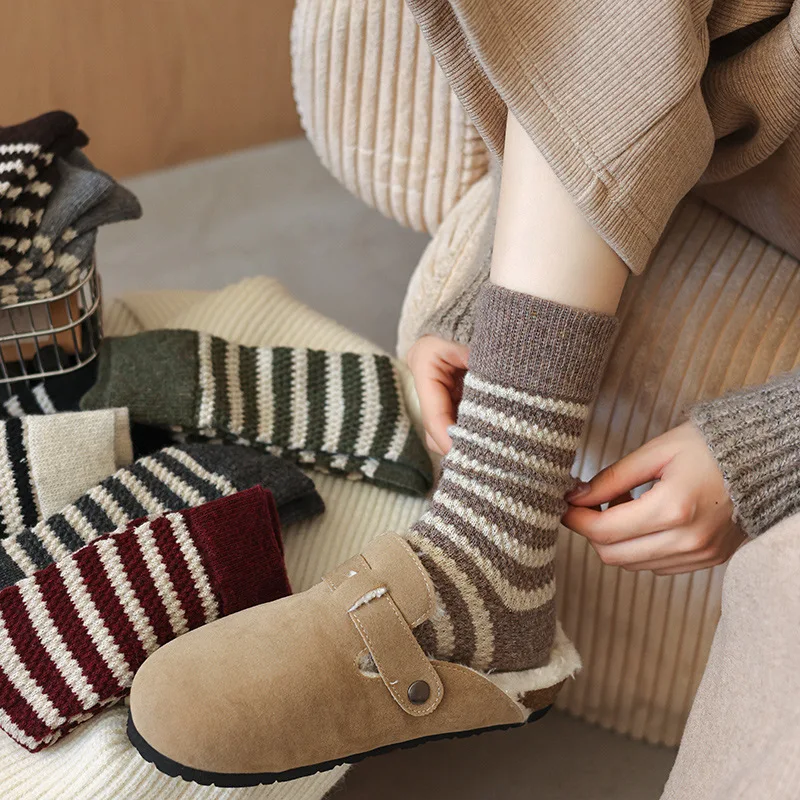 5 أزواج من مجموعة الخريف والشتاء الجديدة مع جوارب متوسطة مخططة سميكة مخملية جوارب طويلة متعددة الاستخدامات لدفء الشتاء