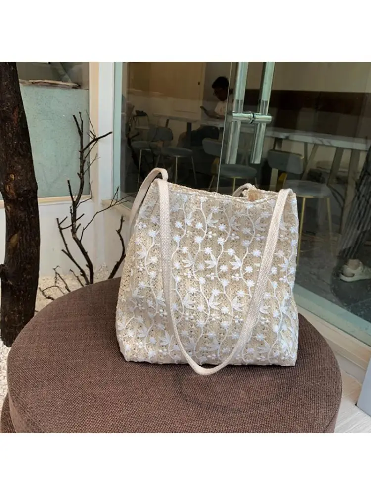 Fairy handbag 2023 han edition of the new fashion lace shoulder bag woven bucket bag joker straw bag