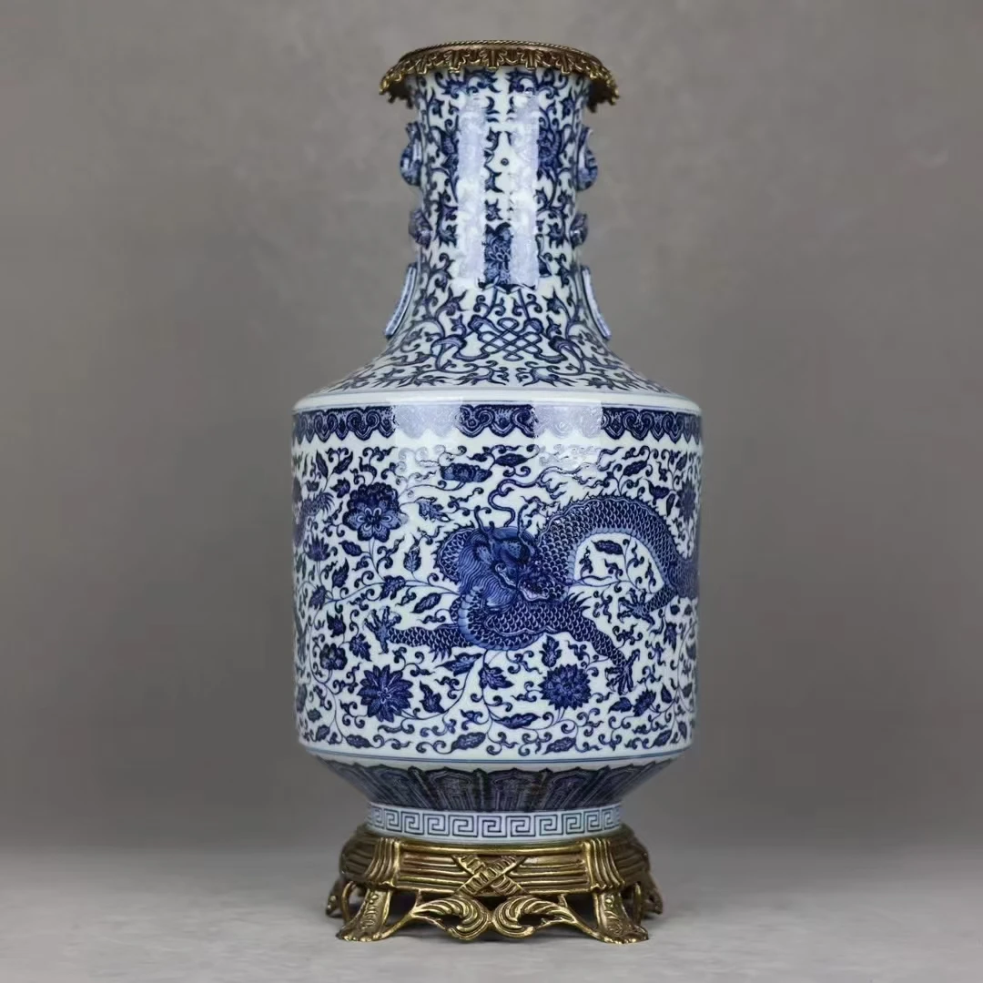 Jingdezhen high-end antique hand-painted blue and white porcelain vase ornament auction Qing Dynasty Qianlong porcelain vase