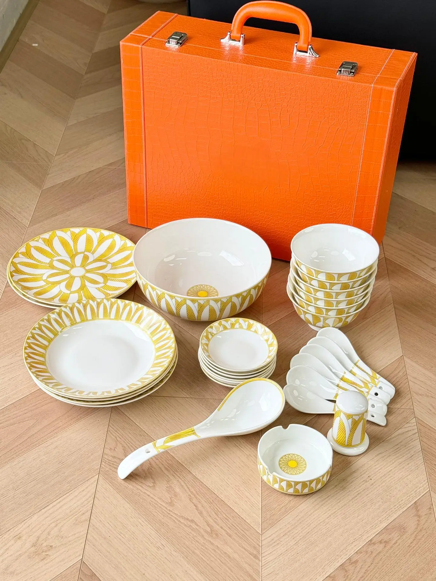 يجب اقتناؤه لتناول الطعام في الهواء الطلق والمطبخ: مجموعة أدوات مائدة فاخرة مكونة من 28 قطعة بما في ذلك الأطباق والملاعق والأطباق.