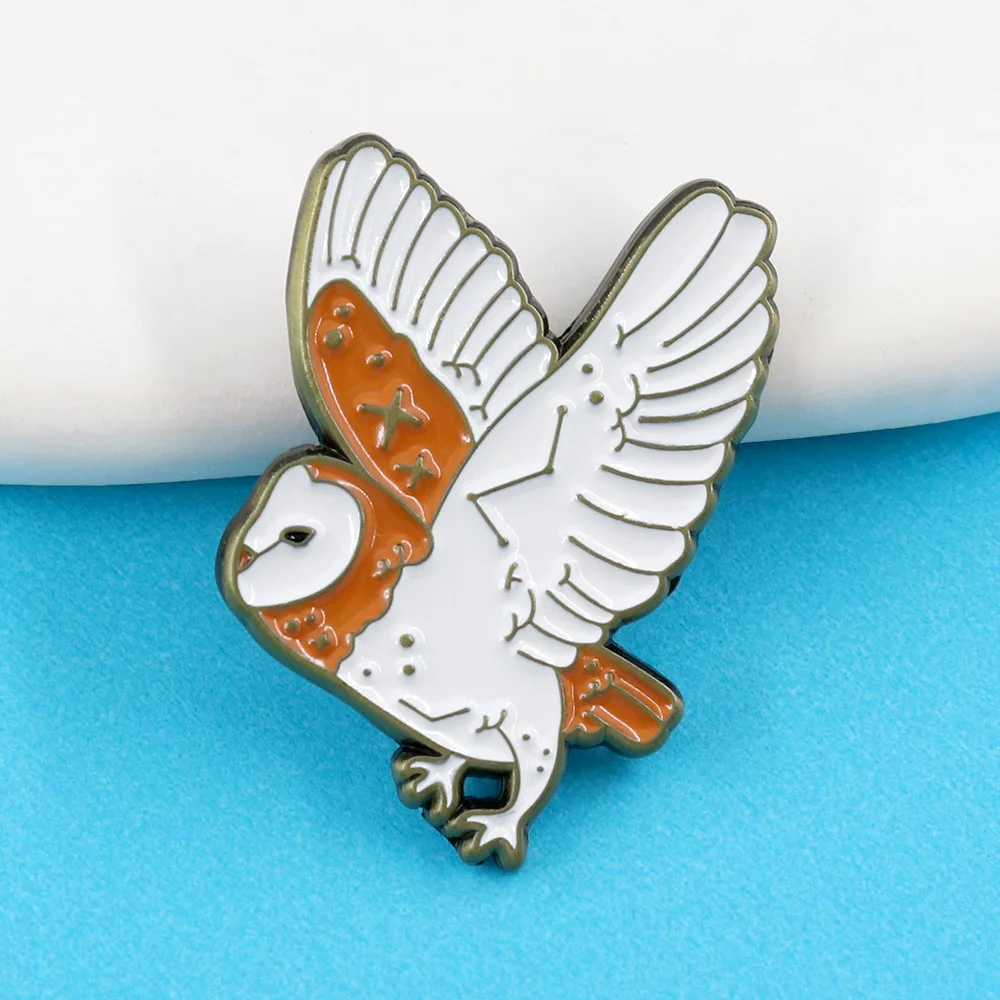1PC Starry Barn Owl Flying Enamel Pin, Celestial Night Bird Brooch, Mystical Wisdom Jewelry Gift