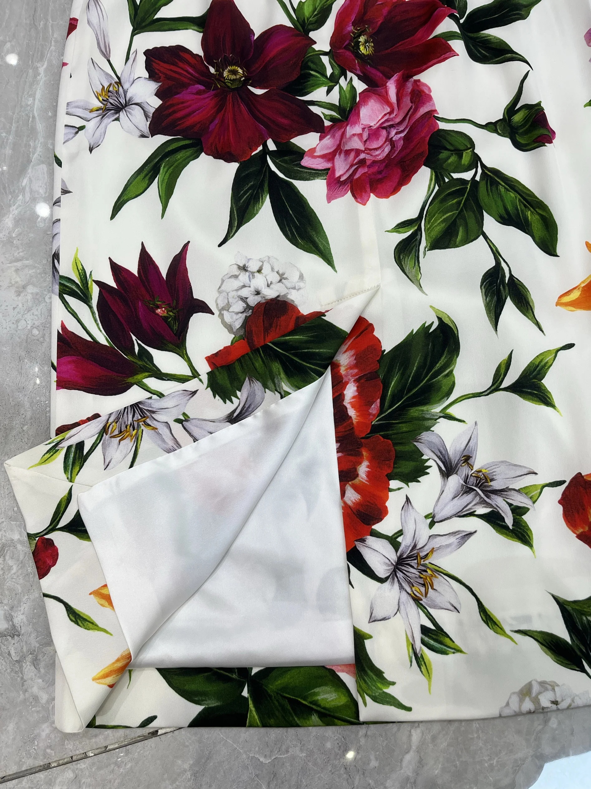 고품질 실크 미디 스커트 블랙 화이트 밴드 큰 빨간 꽃 디자인 9 모미 진짜 실크 패셔너블 스트리트 스타일 스커트