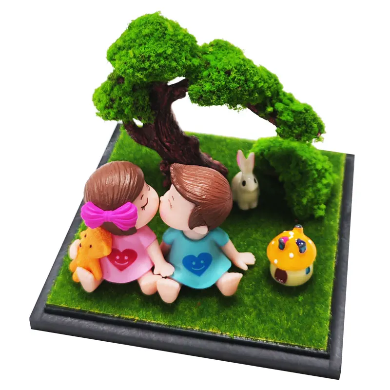 1 set of Miniature Garden Models Kissing Couple Ornaments Plants with Fake Lawn Decoration Base Display Box Kit Handicrafts