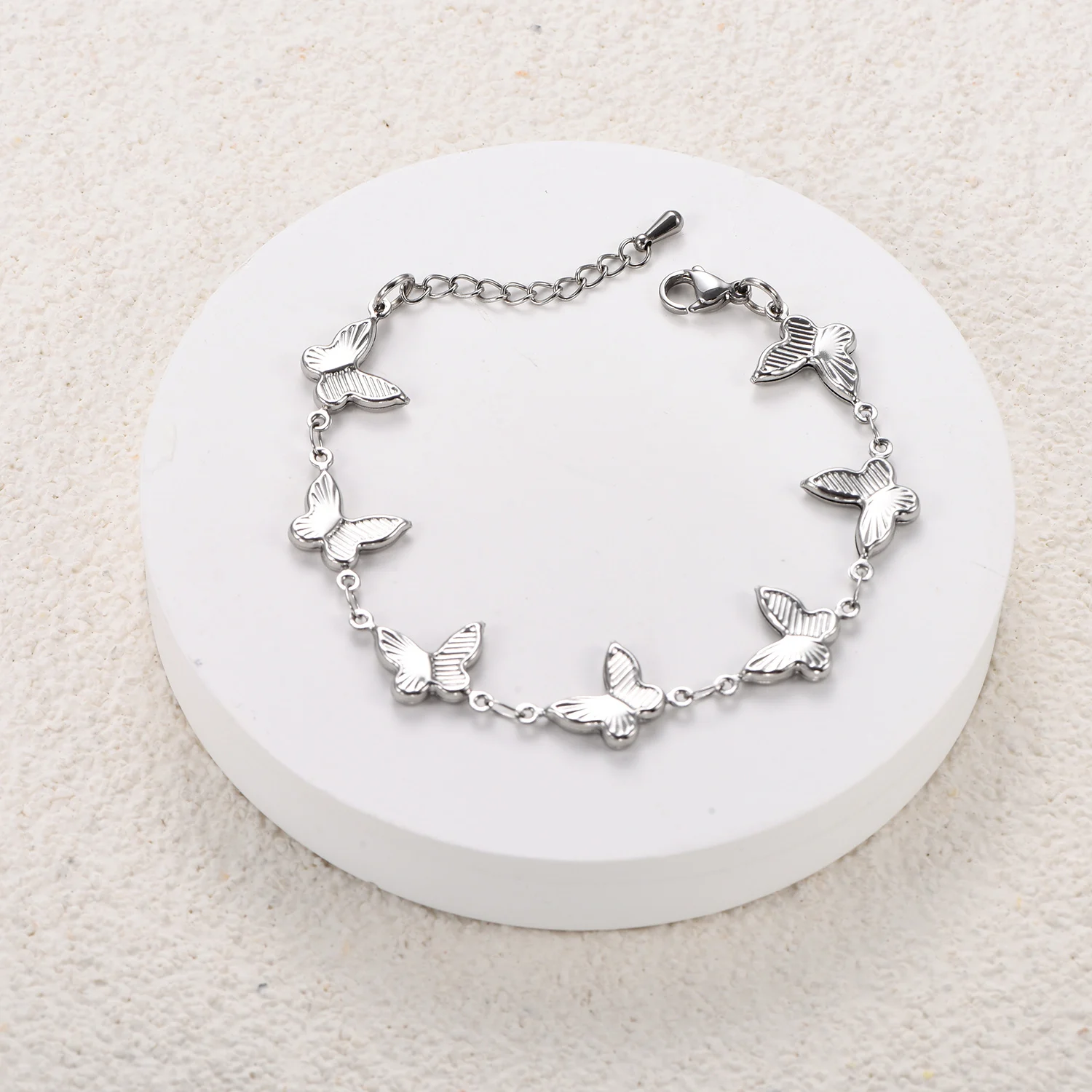 Elegante goldfarbene Edelstahl-Schmetterlingsarmbänder, trendige Armreifen, wasserdichtes Fußkettchen, vielseitiger Schmuck für Frauen und Mädchen. – Detail 5