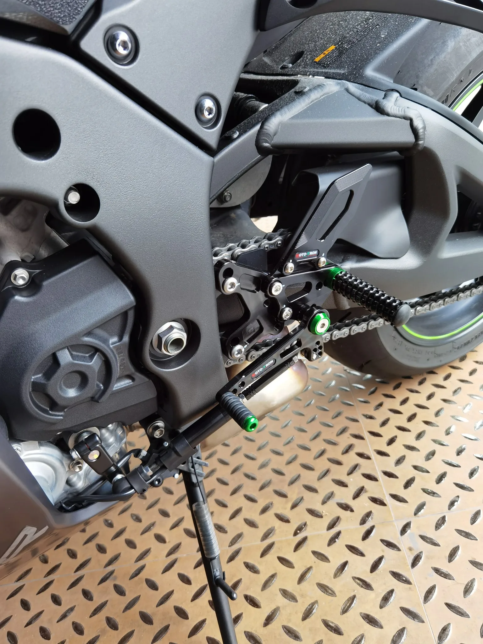 MOTO-TRON Motorcycle CNC Adjustable Rear Set Rearsets Footrest