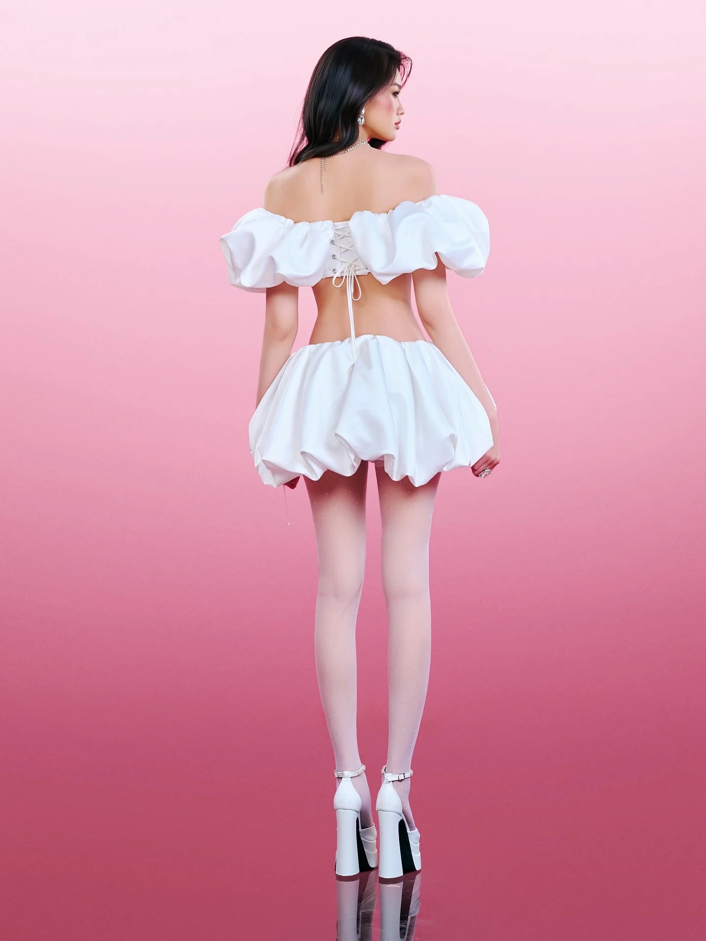 Biały crop top z odkrytymi ramionami i spódnica typu bubble z kwiatami 3D, satynowy dwuczęściowy zestaw z bufiastymi rękawami na imprezę, do klubu, na scenę, w stylu Y2K