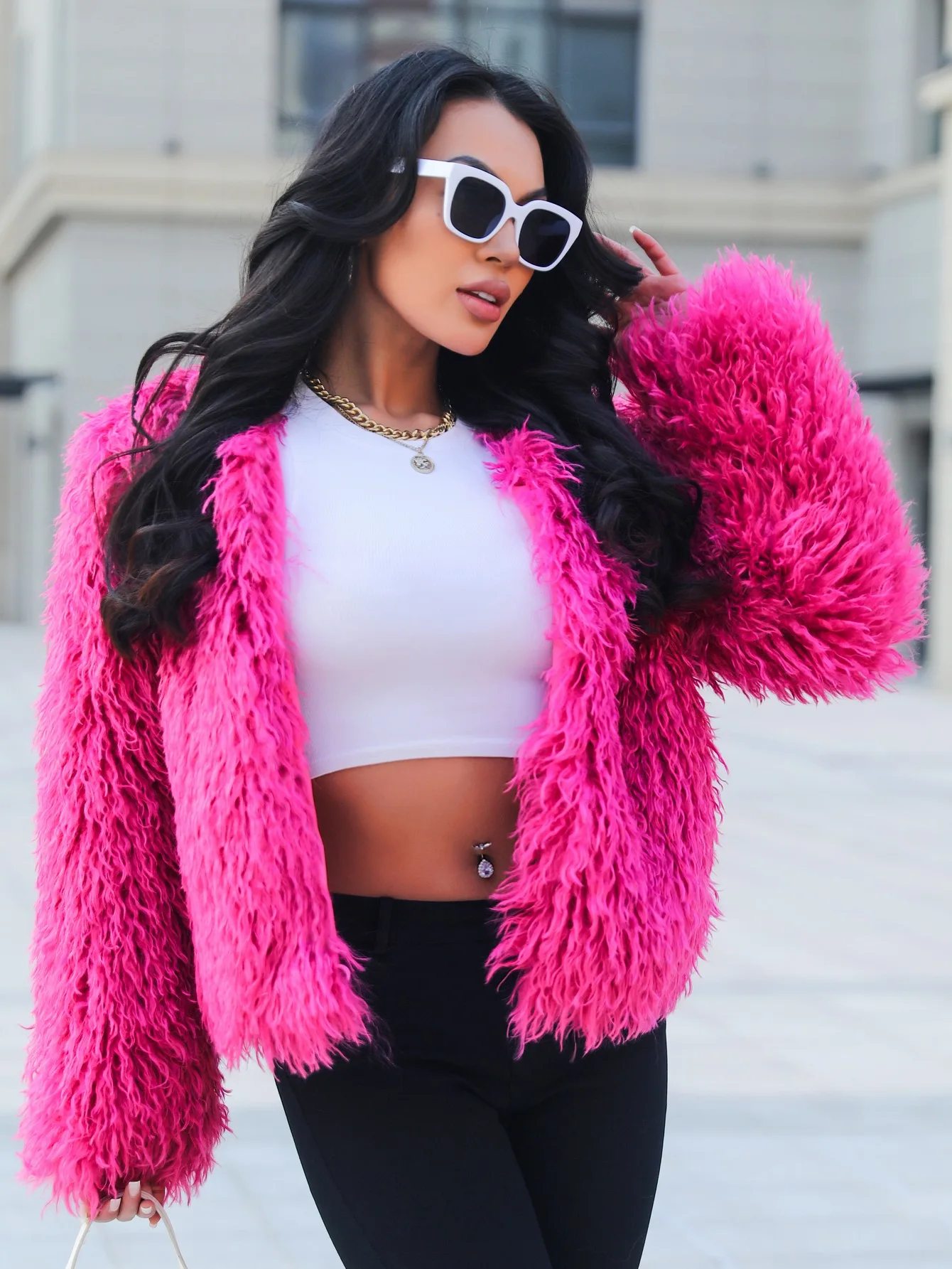 فوشيا فو الفراء معطف قصير المرأة رقيق التلبيب كم طويل دافئ سميكة فضفاضة سترة 2025 موضة الشتاء سيدة عالية الشارع أبلى