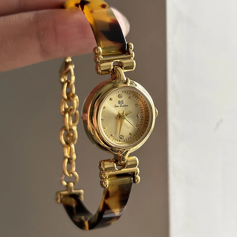 

Vintage women's watchluxurious and sophisticatedgold women's wristwatch with steel strap and small dial, a great gift for women.