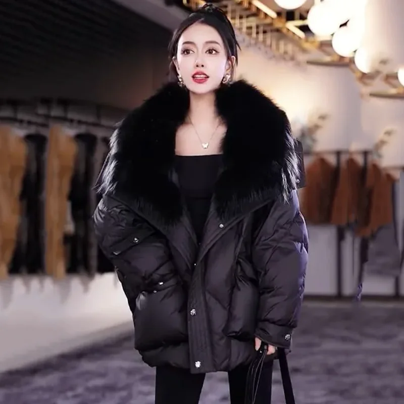 Piumino in stile europeo con ampio collo in pelliccia, popolare e alla moda, che supera lo stile Lingge, inverno da donna nuovo 2025