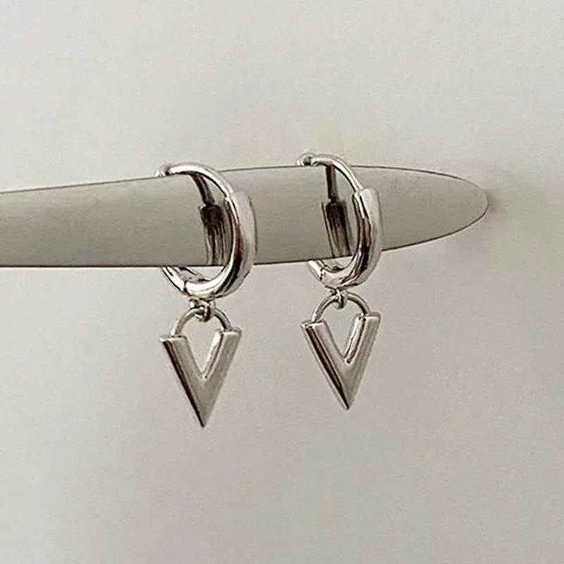 2026 New Elegant Neutral Geometric Earrings with European and American Triangle Design, Vertical and Face Friendly Thin Jewelry