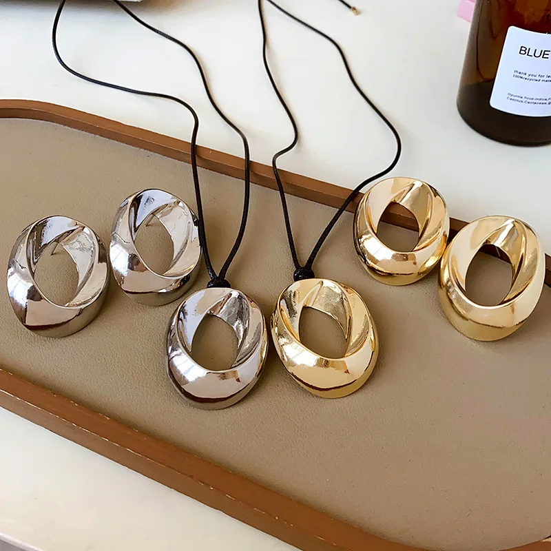 

Punk Hollow Geometric Oval Pendant Necklace for Women Black Long Leather Chain Necklace Female Male Daily Wear Jewelry Gifts