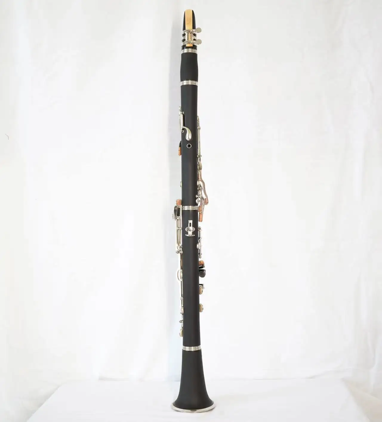 

Кларнет немецкой системы А из бакелита с никелированным покрытием, 18 клавиш.