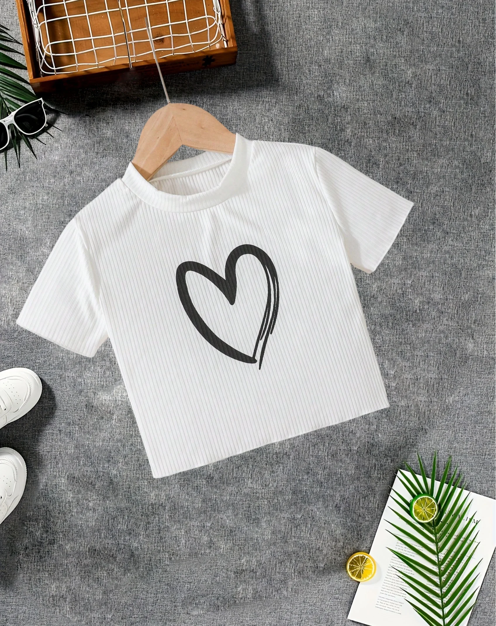 

Girls' simple love pattern T-shirt: white rib knitted, comfortable and versatile style