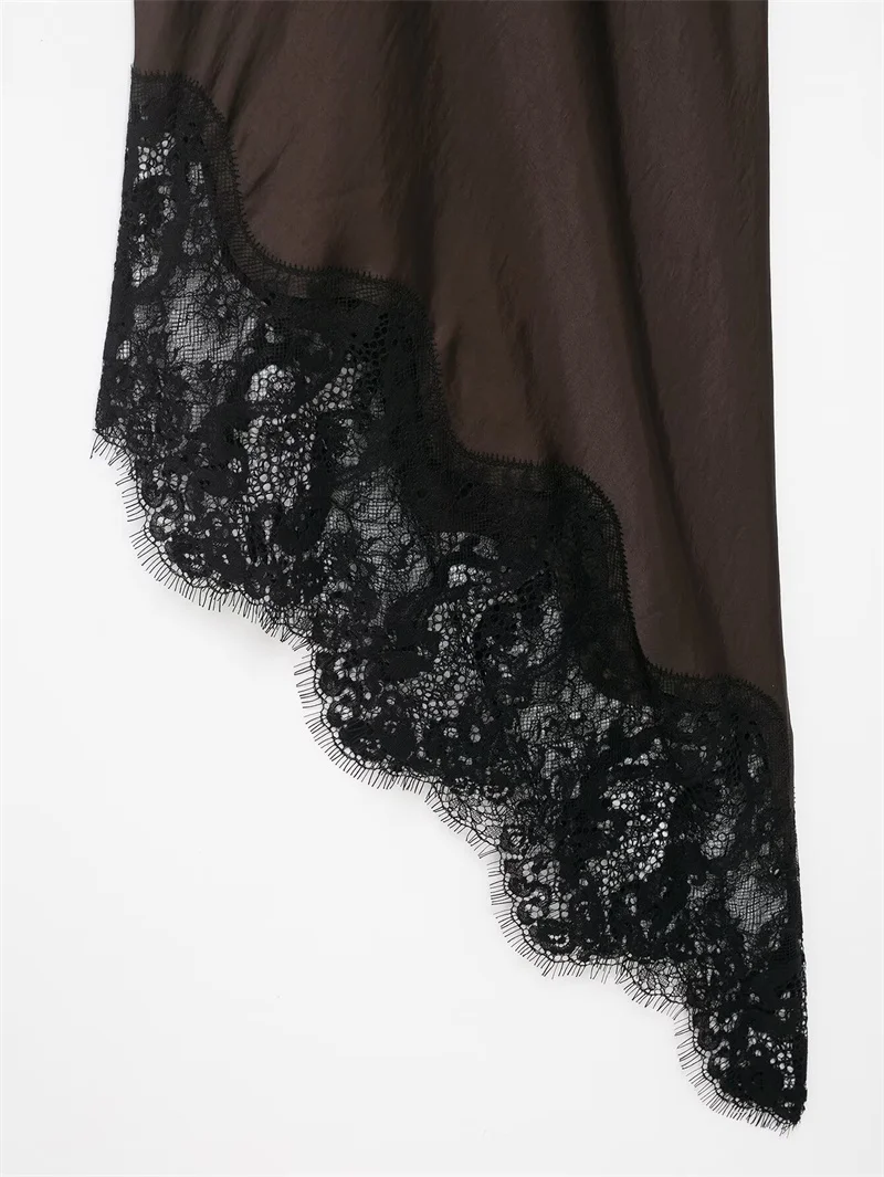 Vestido feminino 2025 inverno novo estilo, vestido longo assimétrico de cetim marrom avermelhado com acabamento em renda e alças moda exclusiva