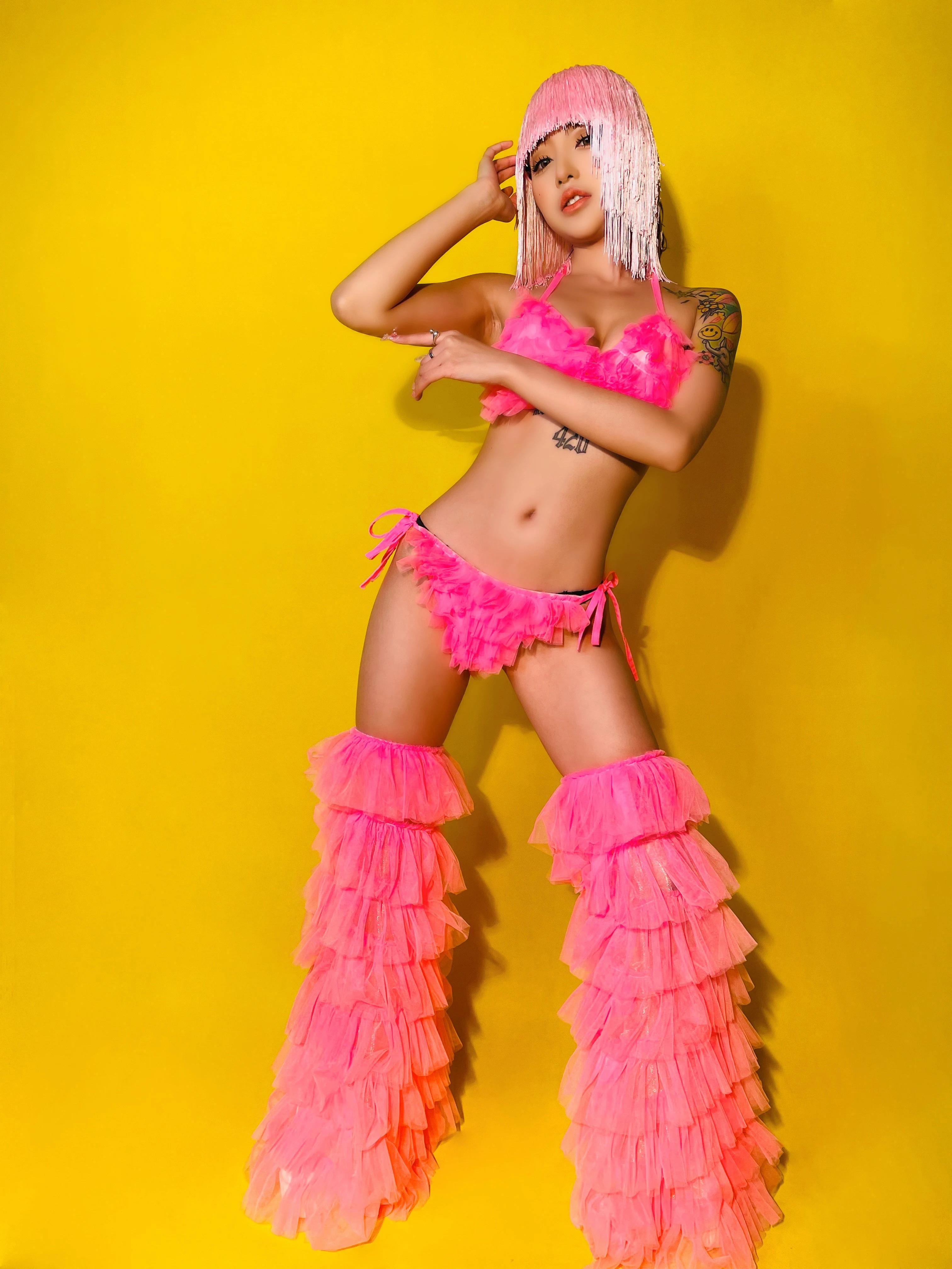 Kostium sceniczny dla tancerki gogo w klubie nocnym, styl jazzowy, seksowne bikini, fluorescencyjne kolory, stroje rave, rok 2025.