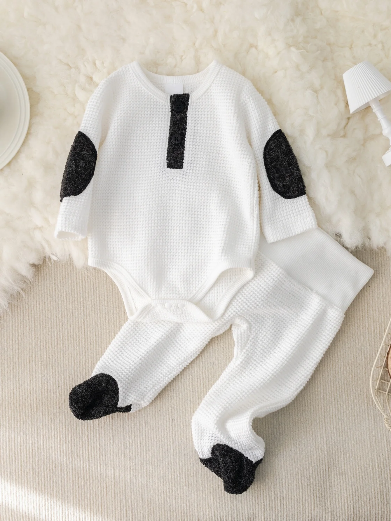 Baby White Black Color Block Waffle Design Elbow Protector Bootie Comfortable Skin-Friendly Triangle Romper + Booties Set