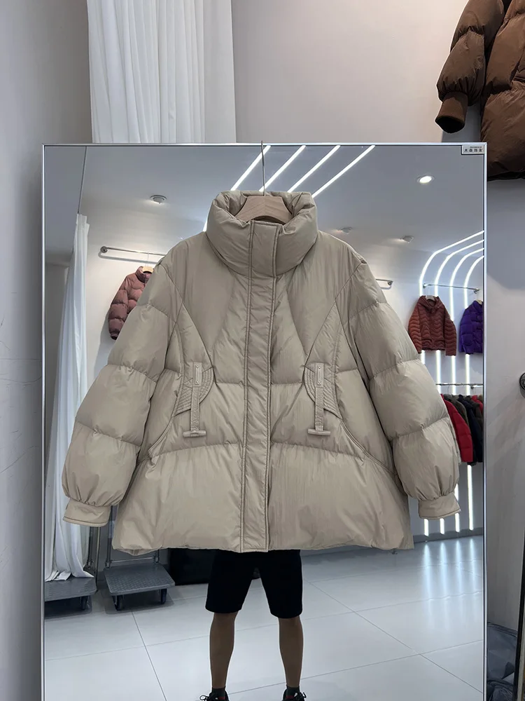 سترة جديدة معلقة بأزرار للنساء في عام 2025 بتصميم خلفي منحني وسترة فضفاضة من ريش البط الأبيض #1