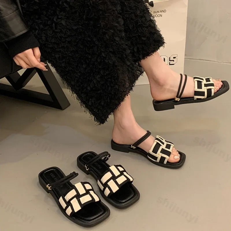 

Элегантные женские тапочки на плоской подошве с открытым носком и квадратной головкой, лето 2023, новые модные удобные универсальные пляжные сандалии в римском стиле