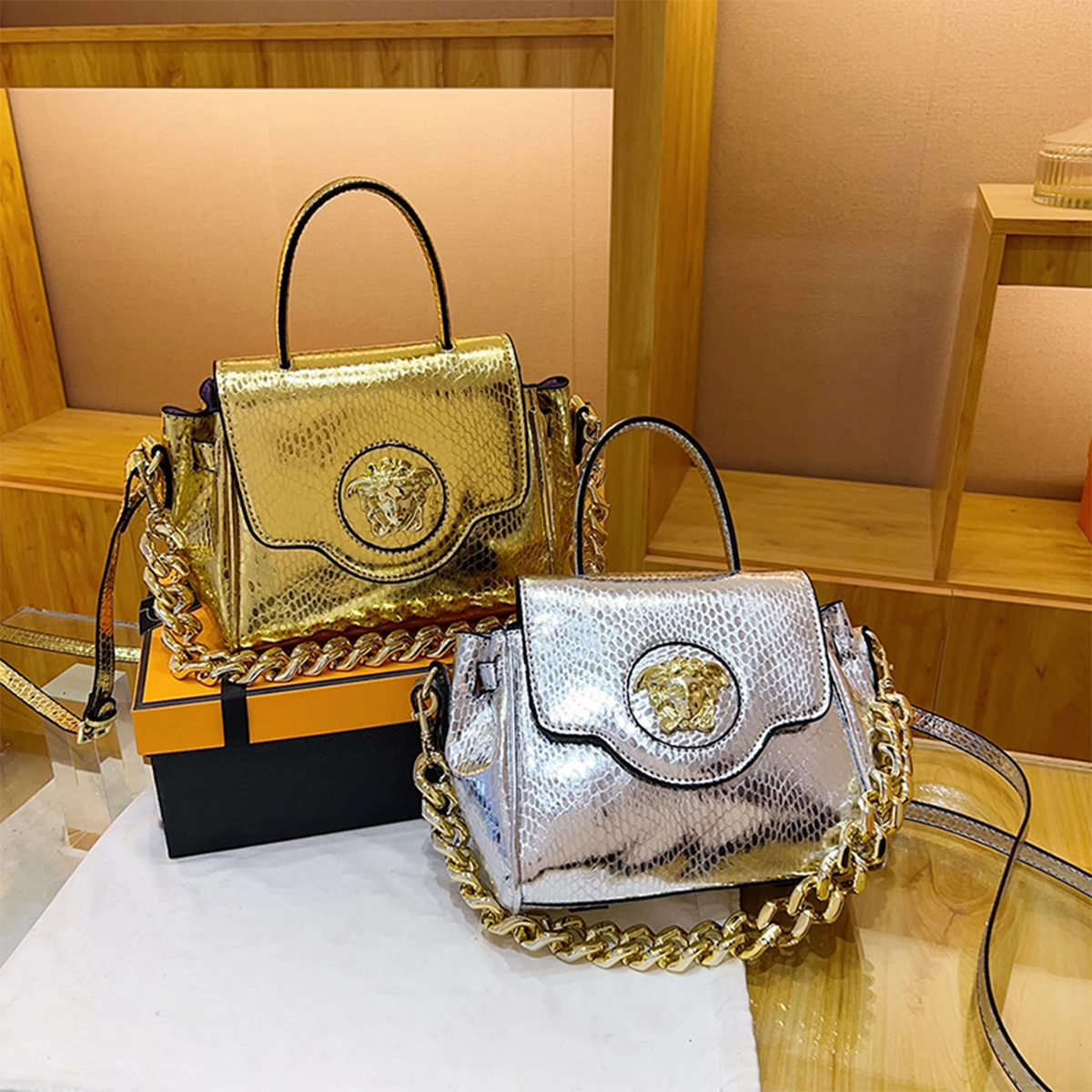 

Elegant Shiny Snakeskin Crossbody Bag Women's PU Large Capacity Medusa Logo Handbag Magnetic Flap Chain Strap for Evening Daily