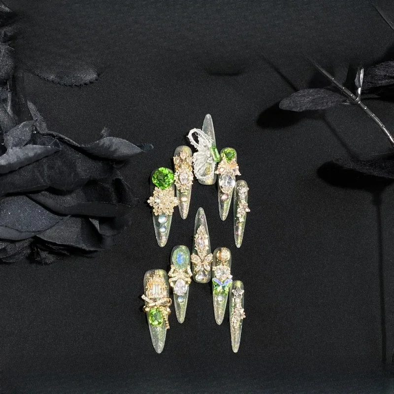 

Hand-worn manicure green gold butterfly lace flash white