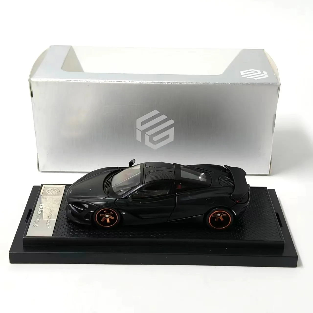 Modelo de Carro em Escala 1:64 em Liga Diecast 750S |   Brinquedo Colecionável para Adultos |   Veículo de Exibição Estática Detalhada |   Lembrança Perfeita e para o Lar