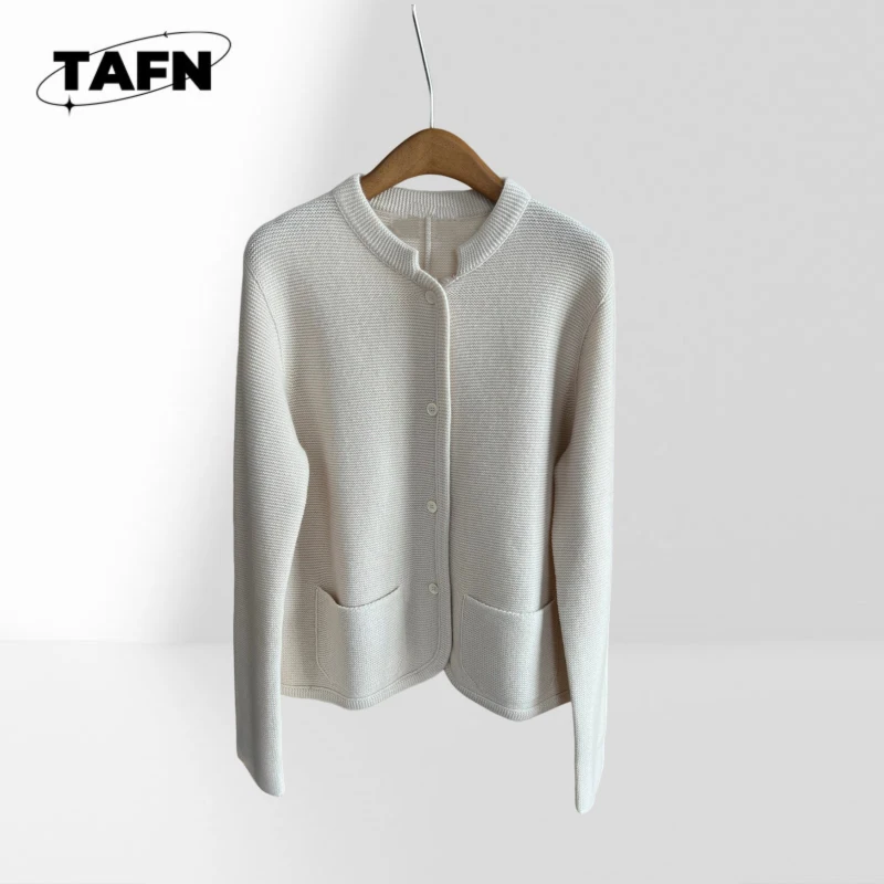 

Мягкий и теплый кашемировый свитер для женщин, вневременной дизайн для слоя, идеально подходящий для повседневного использования AK0210