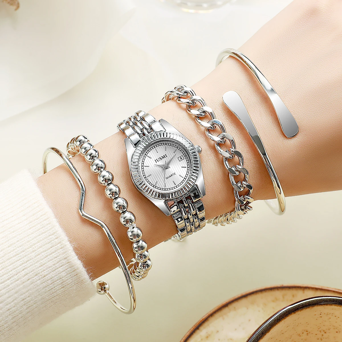 

Минималистичный серебряный набор: часы и украшения — элегантные часы с датовым окном, браслеты из бусин и цепочек, современный комплект браслетов, изящные аксессуары