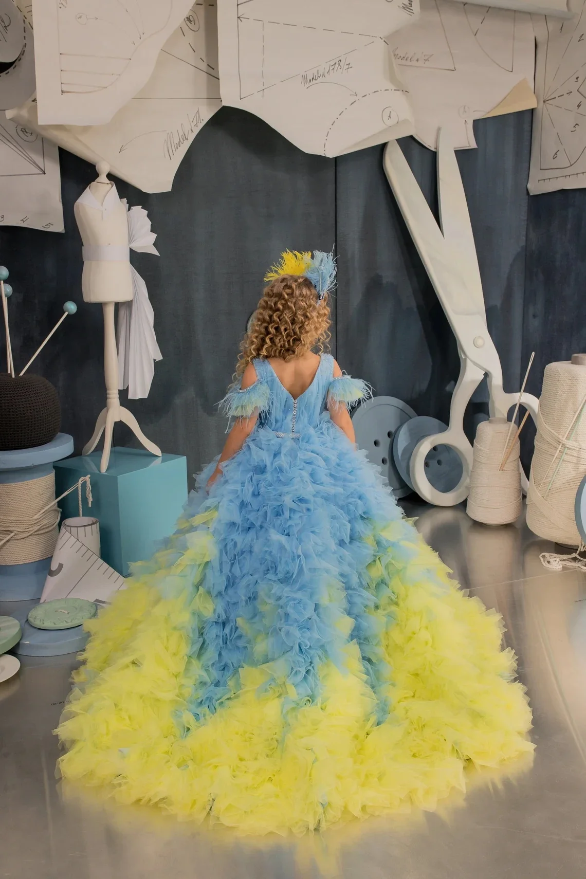 Robes de demoiselle d'honneur en tulle à volants et plumes, magnifique robe bleue et jaune, robe longue pour reconstitution historique, fête de mariage et anniversaire, robe de Rhinitiée