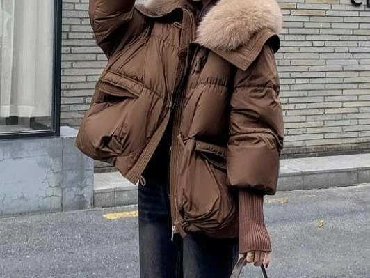 

2025 Свободное новое утягивающее зимнее короткое пуховое хлопковое пальто с утолщенным меховым воротником, стеганая куртка