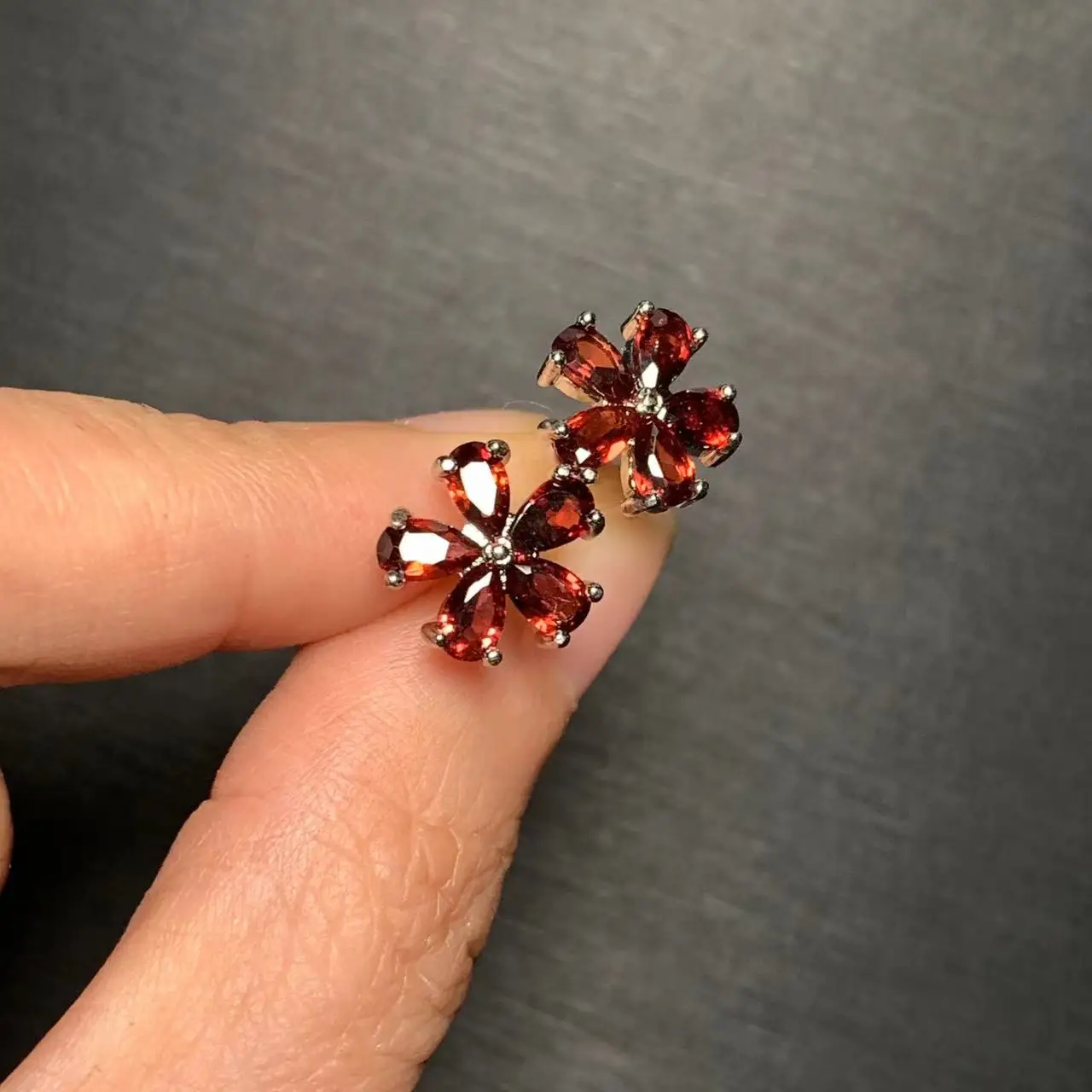 

Natural Garnet 925 Sterling Silver Stud Earrings For Women Jewelry Gift Simple Jewelry CUTE Flower
