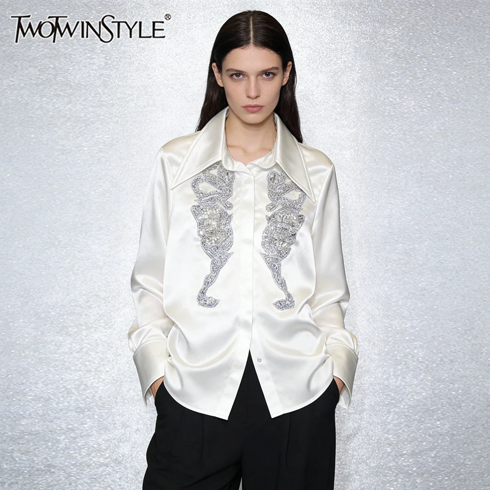 

Бренд TWOTWINSTYLE: Белые атласные рубашки с вышивкой кристаллами для женщин, с длинным рукавом и воротником-стойкой, для деловых встреч.
