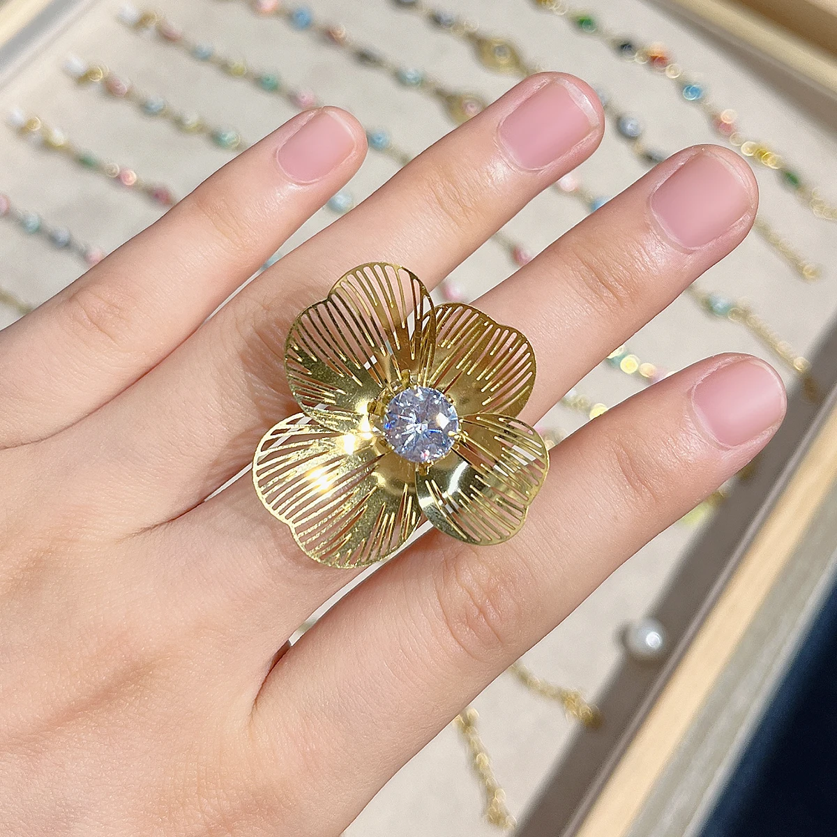 Elegante goldene Farbe Edelstahl Blume großen offenen Ring für Frauen wasserdicht verstellbare Fingerringe Aussage Schmuck Geschenke