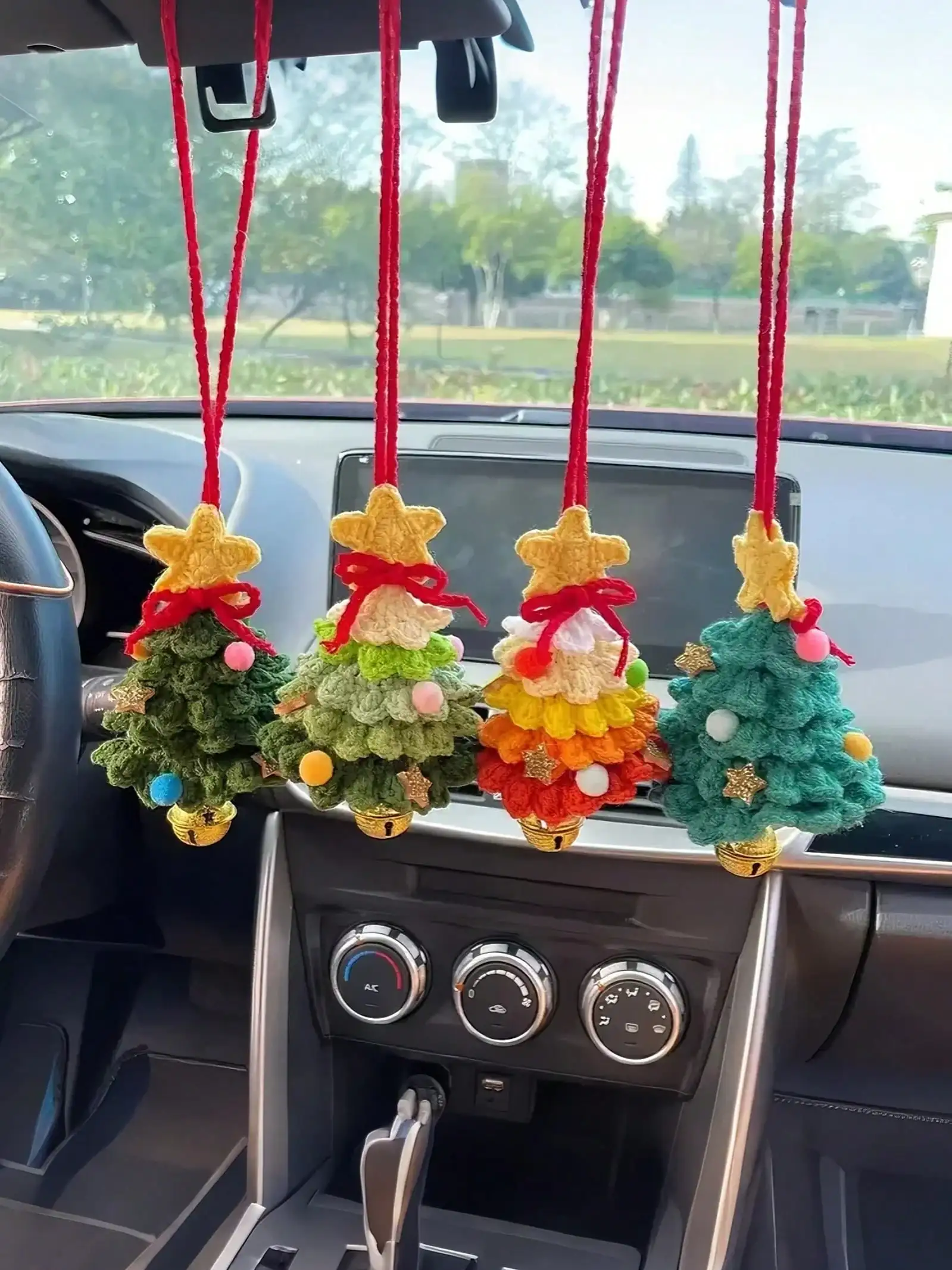 เครื่องประดับติดกระจกมองหลังรถยนต์รูปต้นคริสต์มาสสามารถเพิ่มบรรยากาศแห่งเทศกาลได้ทันที