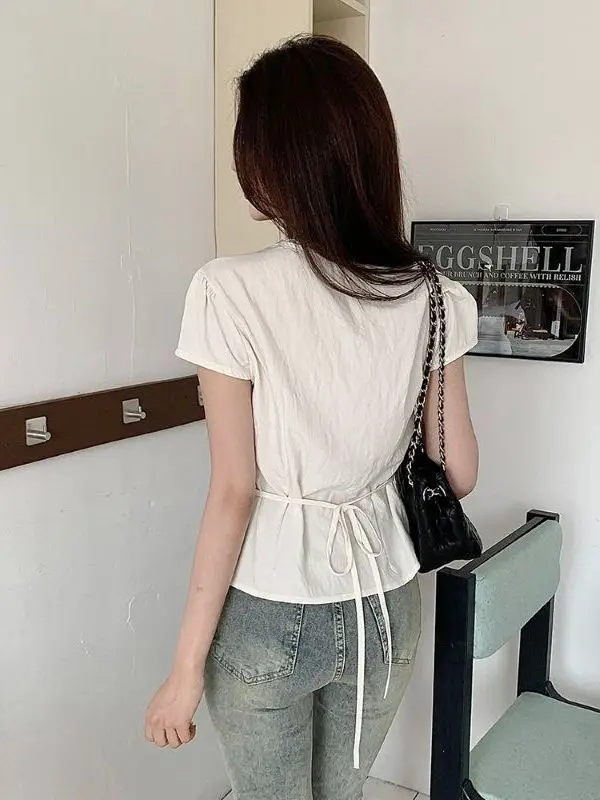 Dopasowany top damski z dekoltem w serek, koronkowym wykończeniem, prosty krój, letni nowy model, jednolity kolor, styl casual.