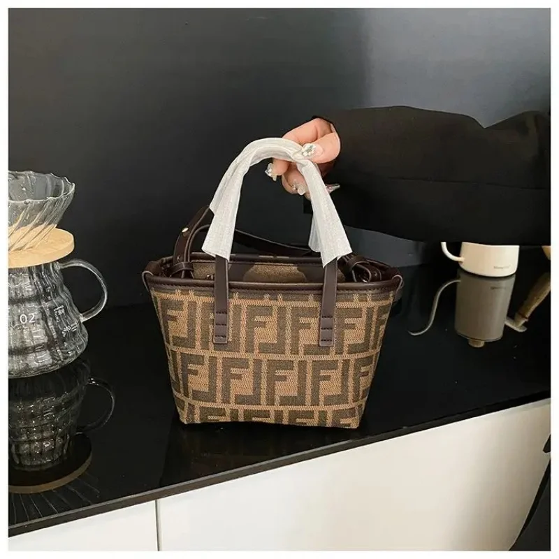 

Light Luxury Retro Vegetable Basket Bucket Bag 2025 New Fashion Handbag Temperament Versatile Shoulder Messenger Bag